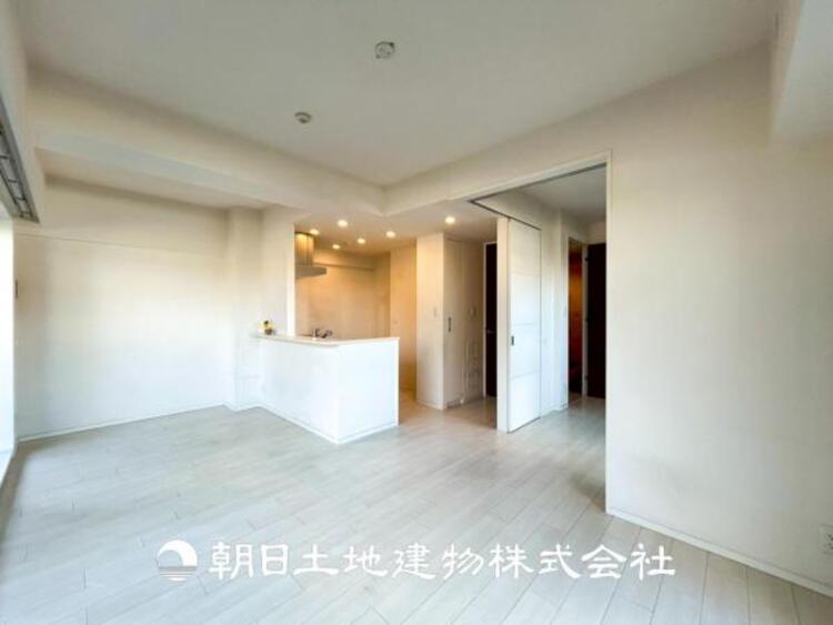 居間 【リビング】リビングにはみんなが集い、食事や楽しい会話が始まる。話に夢中になりすぎて、ついつい時を忘れてしまう。そんな束の間の幸せを感じさせてくれる場所。