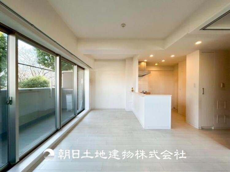 居間 【リビング】大切なご家族、招いた友人と過ごすひと時を溢れる光が優しく包み込む空間。大切な人とともに、心穏やかに過ごすひととき。家族との時間、自分の時間を大切にできる空間を作りました。