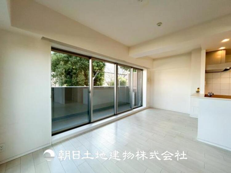 居間 【リビング】開放的で明るい空間が広がるLDK。リビングには暖かな太陽が降り注ぎ、爽やかな住空間です。