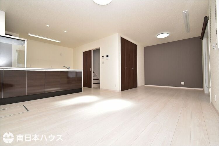 居間 【リビング】18.5帖の広々リビングです！築浅で室内程度良好です♪