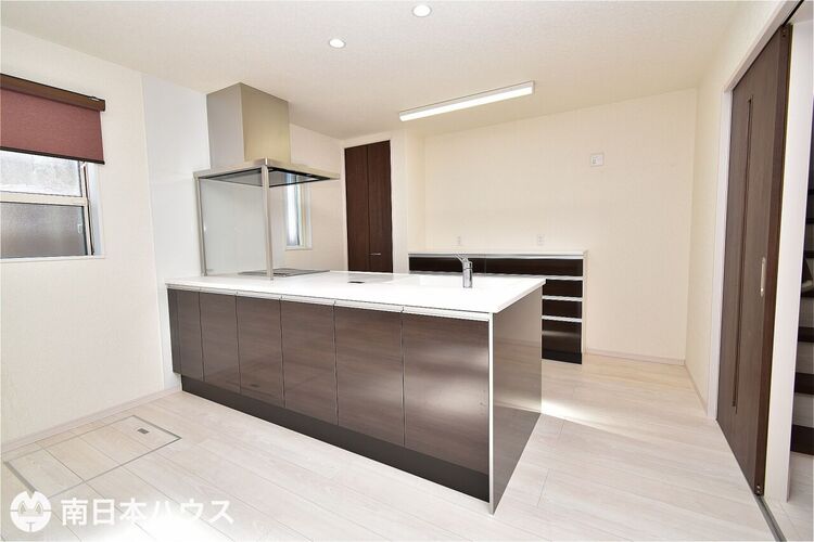 キッチン 【キッチン】対面式のシステムキッチンです！オープンキッチンで解放感があります♪収納も豊富！