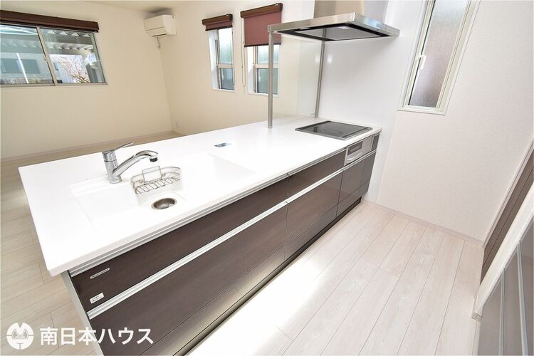 キッチン 【キッチン】IHクッキングヒーター、収納豊富なシステムキッチンです！