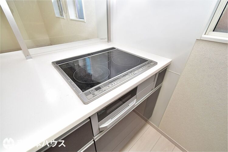 その他 【IHクッキングヒーター】3口のコンロとグリル付き！お手入れのしやすさが魅力のキッチンです！