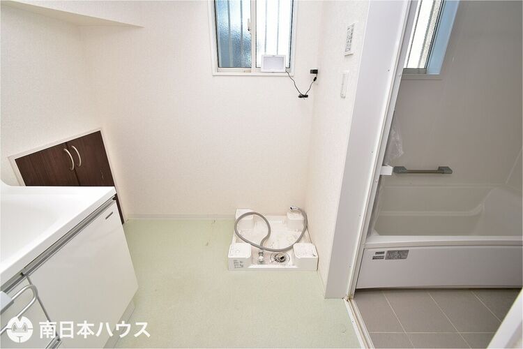 その他 【洗面所】収納もある洗面所です！小窓付きで自然換気もでき衛生的です♪