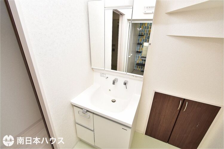 その他 【洗面台】3面鏡の洗面台です！壁付け水栓で水垢などが付きにくい設計になっています！