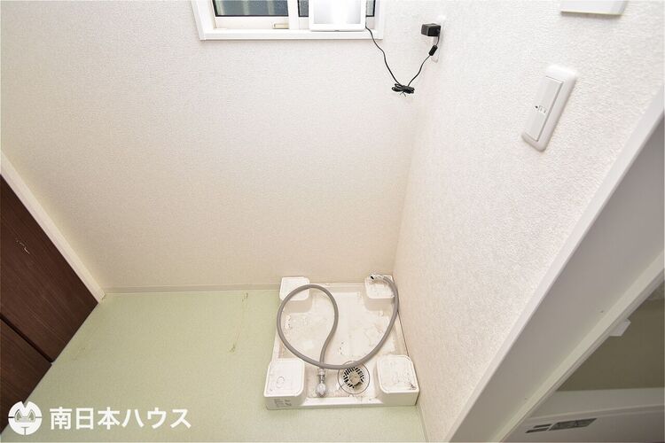 その他 【洗濯機置場】洗濯パン付き！湿気が溜まりやすい洗面所には小窓付きで自然換気が出来ます♪