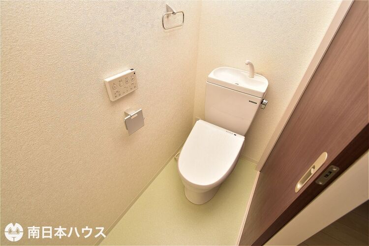 その他 【1階トイレ】温水洗浄便座機能付きのトイレです！収納もあり、トイレットペーパーや掃除道具を収納可能♪