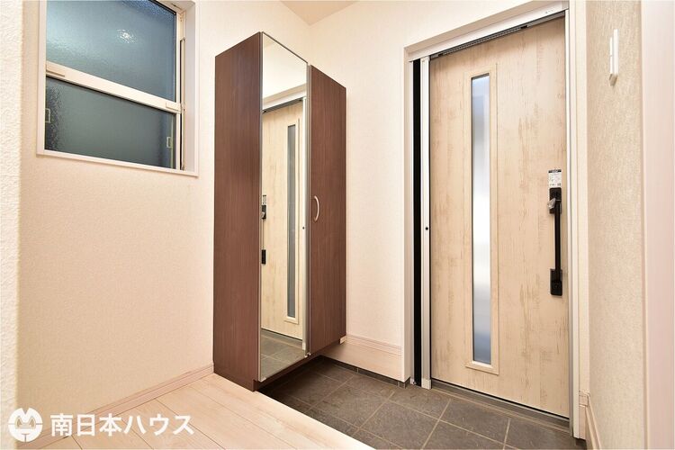 玄関 【玄関】小窓付きで暗くなりがちな玄関周りを明るくし、換気もできます♪シンプルな玄関収納付き！