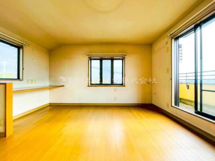 内装 穏やかな寛ぎあじわえるお部屋では有意義な時間がつくれます！大きな窓からと陽光が注がれる明るい空間！光もアクセントの一つとして。一人時間も充実したものにできるプライベートルームは日々を豊かにします！！ 