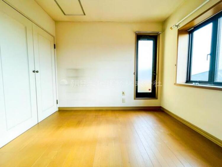 内装 居室はひとり時間を過ごせる安らげるお部屋として活用できます！収納スペースあり！荷物が多くても十分！ベッドや勉強机、テレビなどを置きたい場合におすすめ！！過ごす時間が長くてもゆったり過ごせそうですね！ 