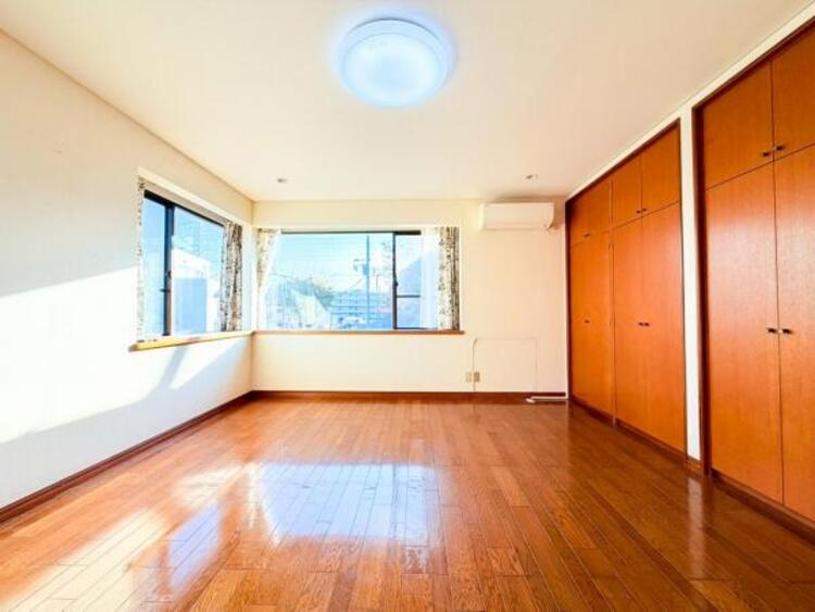 内装 穏やかな寛ぎあじわえるお部屋では有意義な時間がつくれます！大きな窓からと陽光が注がれる明るい空間！光もアクセントの一つとして。一人時間も充実したものにできるプライベートルームは日々を豊かにします！！