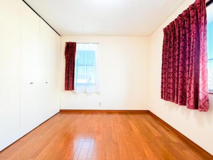 内装 居室はひとり時間を過ごせる安らげるお部屋として活用できます！収納スペースあり！荷物が多くても十分！ベッドや勉強机、テレビなどを置きたい場合におすすめ！！過ごす時間が長くてもゆったり過ごせそうですね！