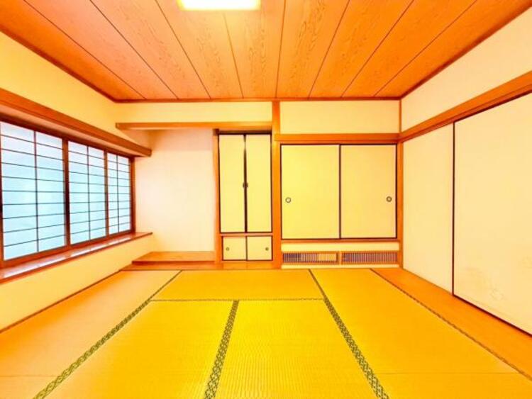 内装 【隣接した和室】お昼寝スペース、洗濯物をたたむスペースなどにも使え、来客時の客間としても適しています。小さなお子様がいるご家庭は床面が柔らかいので遊び部屋として安心できます。