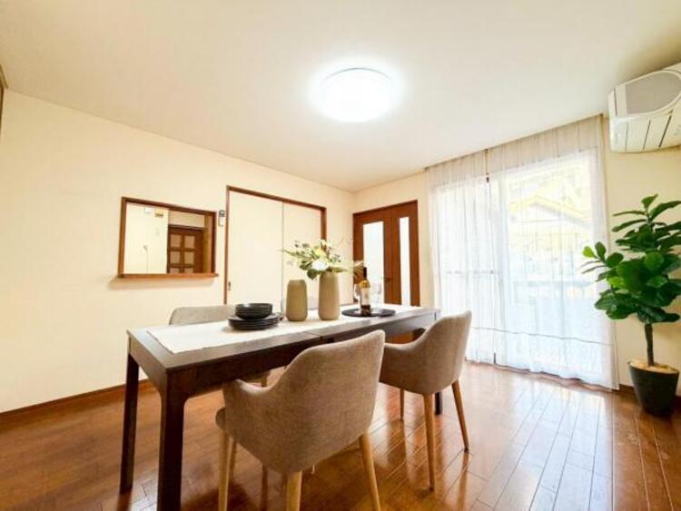 居間 家族の会話や笑顔が行き交うリビングで、子供を走り回らせたい。ダイニングテーブルでゆったり食事を堪能。光と風が溢れる開放的なリビングダイニングには、くつろぎの空間を生み自然と家族みんなが集まってきます