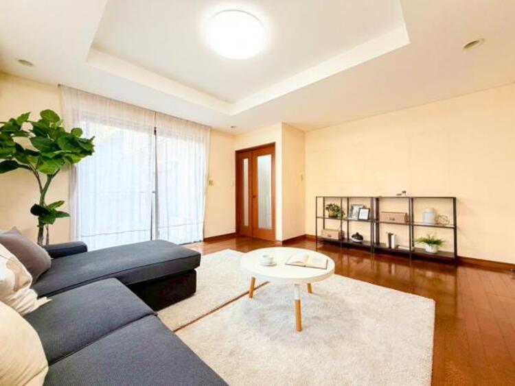 居間 お天気が晴れの日は照明をつけなくても充分明るいリビングです！どこか落ち着きのある広々とした内装です！皆で過ごす空間が、目に浮かんでくる様な優しいリビングダイニングです！くつろいだり楽しい時間を是非！