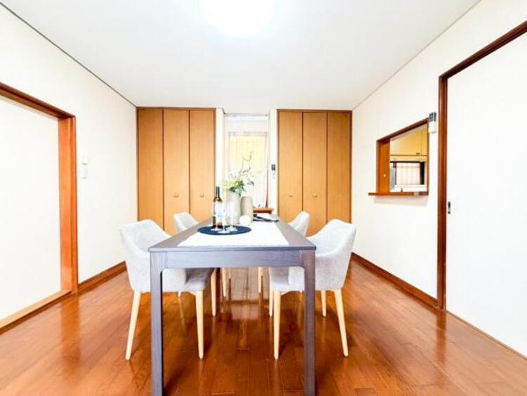 居間 リビングにあふれる採光と心地よい風のつどう調和された空間！！生活を彩る充実した日々が過ごせそうです。家族の滞在期間が長くなることを予測して、設計士が思いと工夫をこらした自慢のリビングダイニング！！！