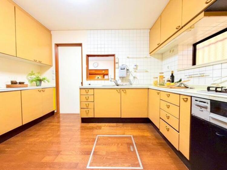 キッチン 【キッチン】広く取られたキッチンスペースはとても便利です。お料理をする人も開放感が心地いいです。