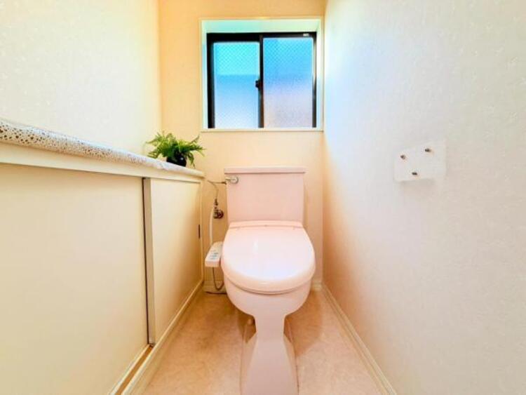 トイレ 【トイレ】ウォシュレット、保温機能付き便座など充実の設備です　お掃除がしやすくストレスフリー！！