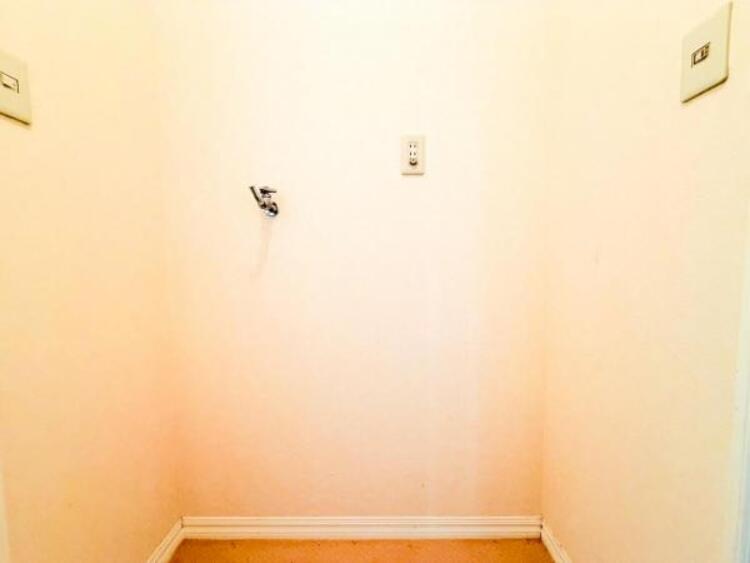 洗面 【洗面・脱衣所】ストレスフリーな広いランドリースペース。大きな洗濯機乾燥機もしっかりとおけます。