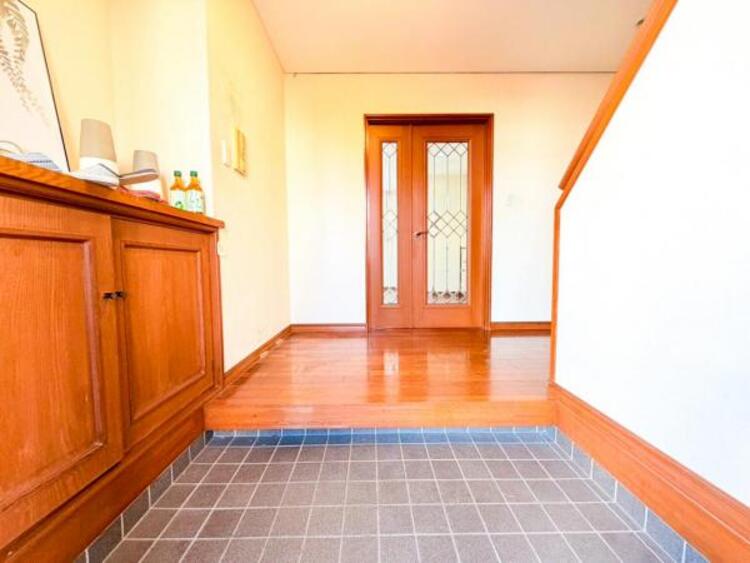 その他 【玄関】お出かけの際に小さなお子様のいるご家庭でもゆったりと靴を履かせて上げることができます。大きな荷物や抱っこしながらでもスムーズに出入り可能なストレスの少ない玄関です。