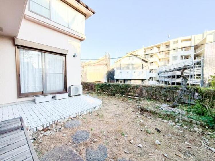 その他 【庭】庭先はとても広くお好きな食物を家庭菜園できたり、ガーデニングでキレイな演出もできます。小さなお子様がいらっしゃるご家庭はプールなどの水遊びも楽しみの一つですね。