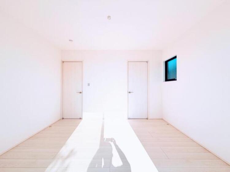 内装 ●〇全居室にクローゼットを完備！普段使いのお洋服や小物はもちろん、季節物のお洋服などもしっかりと整理整頓おしまい頂けます。整理整頓は床に物を置かない所から。居室空間をより広く隅々まで使用できます　〇●