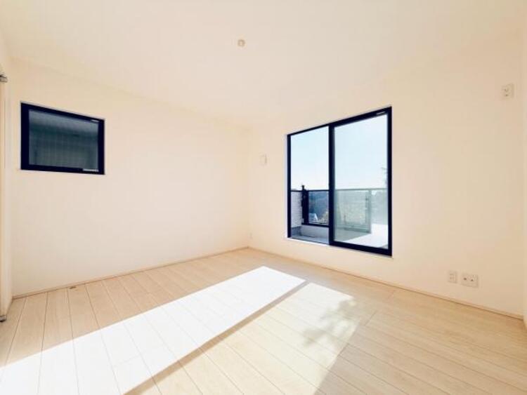 内装 ●〇バルコニーに大きく面した掃出し窓から光が降りそそぐ開放的な居室です。大きな窓からは、太陽の光はもちろん、爽やかな風が部屋一面に吹き抜けます。部屋のこもったニオイもすぐに換気することが出来ます　〇●