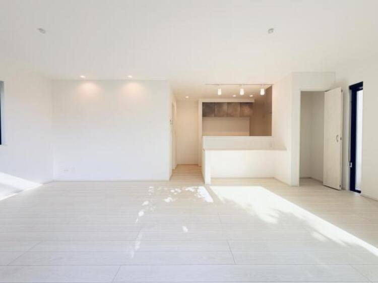 居間 ●〇一日の中で多くの時間を過ごすことになる住まいだからこそ、いつも穏やかな空間であるように心掛けています。構成する建材などへの配慮が、住まう方の健康を守ります。小さなお子様がいるご家庭でも安心です〇●