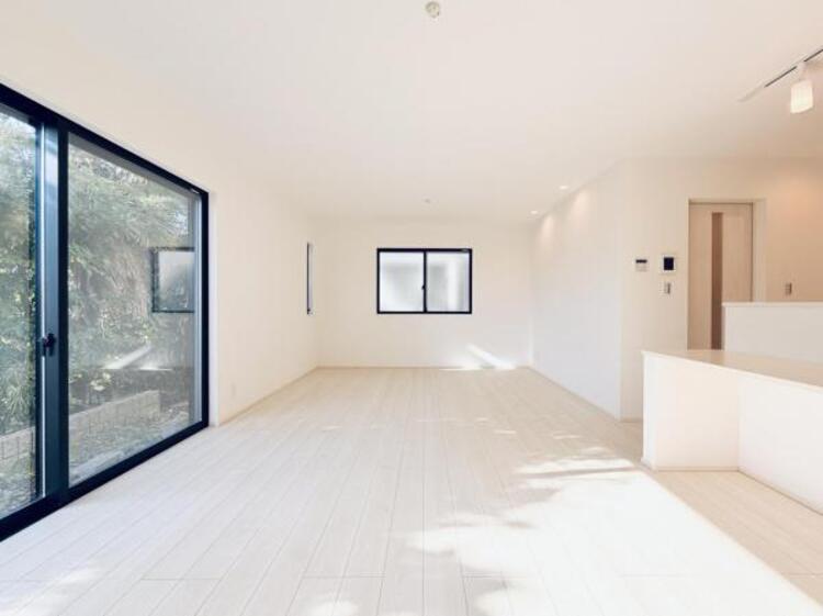 居間 ●〇家族と過ごすひと時を溢れる光が優しく包み込むリビングダイニング。家族とともに、心穏やかに過ごすひととき。家族との時間、自分の時間を大切にできる空間がここにあります。LDKで過ごす時間は大事ですね●