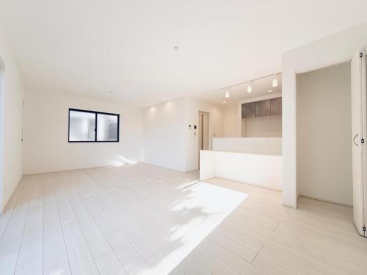 居間 ●〇オープンでのびやかな空間を生み出す、こだわりの広がりとゆとり。家族と過ごす時間を大切にしたい方にぴったりの明るくゆとりある住空間です。南側の窓からの日差しがリビングの中までしっかりと届きます　〇●