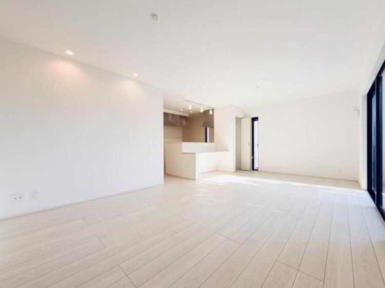 居間 ●〇家族の思いを抱きながら、平和であることに感謝したくなる悠久の時。あたかかく感じるのは、陽当りだけではなかった！広く和やかに暮らせる空間と家族の存在が胸にジーンと響きわたる。理想の住まいがここに〇●