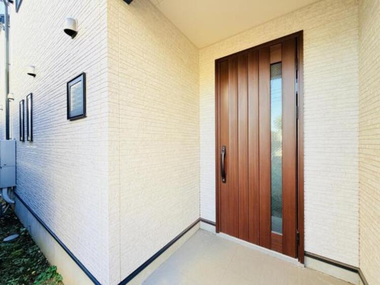 外観 ●〇ここから始まる「日常」はご家族にとってかけがえのない時間となります。少しでも豊かに、快適に。そんな想いから本邸宅は生まれました。周辺には利便性の高い施設や緑にあふれ、永住の地に相応しい環境です〇●