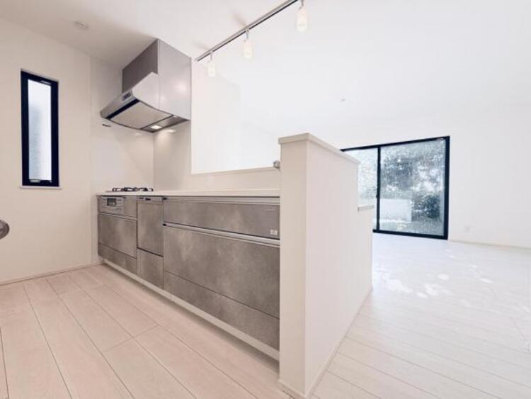 キッチン ●〇新しいキッチンは気分も上がり、家事も楽しくできそう。お手伝いをしてくれるお子様と並んで立てるキッチンは、ご家族のコミュニケーションを育む場として活躍します。収納力が高い事も大事なポイントです〇●