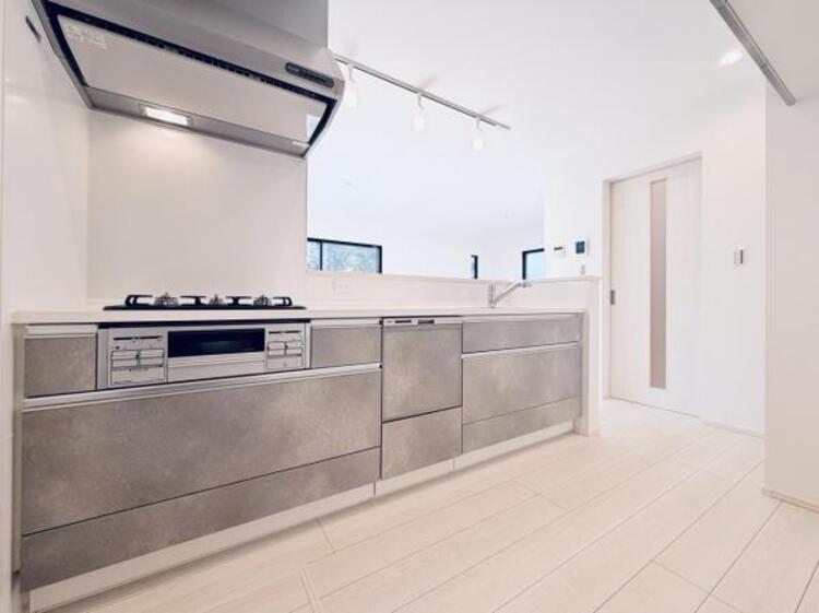 キッチン ●〇家族で並んでクッキング。皆でわいわい楽しく作るお料理は愛情たっぷりのごちそうに。キッチンで過ごす家族時間は大人になっても心に残る素敵なオンリーワンの思い出に。食後の片付けも苦にならない空間です〇●