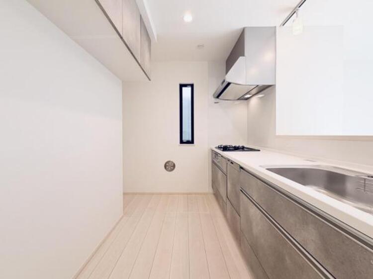 キッチン ●〇新しいキッチンは気分も上がり、家事も楽しくできそう。お手伝いをしてくれるお子様と並んで立てるキッチンは、ご家族のコミュニケーションを育む場として活躍します。収納力が高い事も大事なポイントです〇●