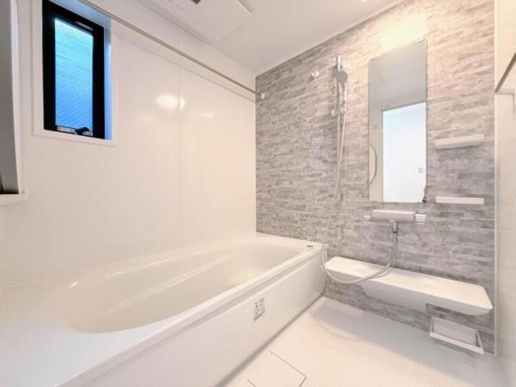 風呂 ●〇ユニットバスはゆったりとくつろげる1坪タイプ。足までしっかりと伸ばせる浴槽は心身ともにしっかりと疲れを癒してくれます。お子様と一緒の入浴でも充分な広さです。バスルームは疲れを癒すくつろぎの場所〇●