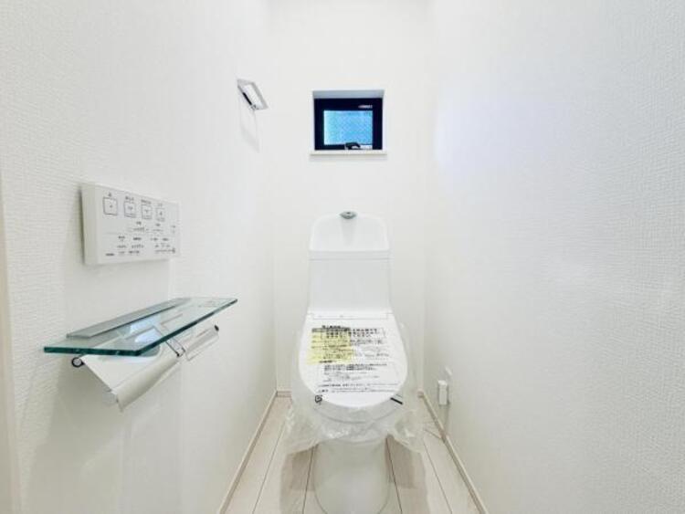 トイレ ●〇ゆとりをもった広さ、白ベースに清潔感ある空間です。もちろんウォシュレットも完備しております。小物を収納するスペースがあるのも良いですね。毎日頻繁に利用する大切な空間だからこそ、こだわりたいです〇●