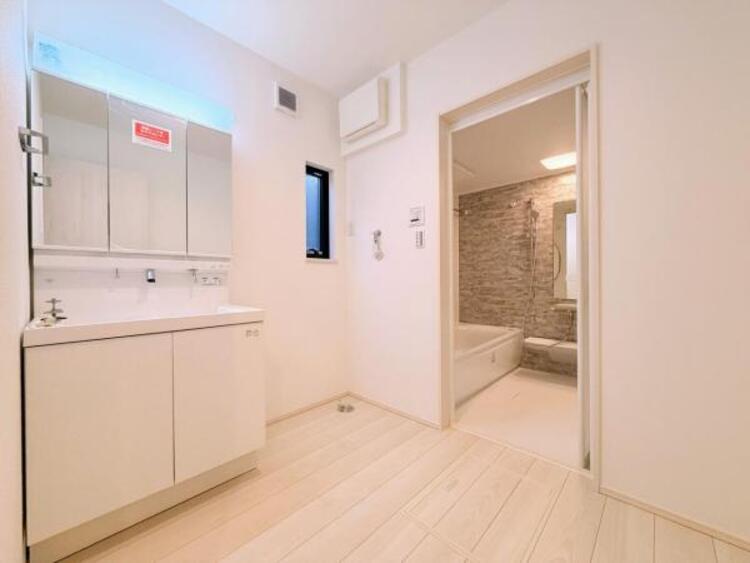 洗面 ●〇平日の朝であっても、落ち着きとくつろぎを感じられる。歯磨き粉が行方不明になるようなごちゃごちゃ感も解消。収納力の高い洗面所です。　コーディネートされた空間で気持ちよく身だしなみを整えられます　〇●