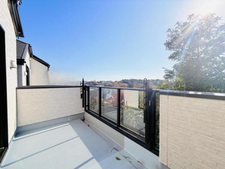 バルコニー ●〇日当たり良好！晴れた日はお洗濯物も気持ちよく乾きます。バルコニーからたっぷりの光をうけたお布団やシーツから太陽のにおいが感じられます。一度に洗濯を干せる量を気にする家庭も満足できるスペースです〇●