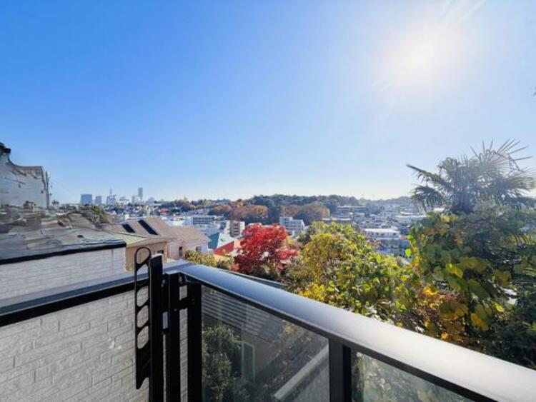 バルコニー ●〇日当たり良好！晴れた日はお洗濯物も気持ちよく乾きます。バルコニーからたっぷりの光をうけたお布団やシーツから太陽のにおいが感じられます。一度に洗濯を干せる量を気にする家庭も満足できるスペースです〇●