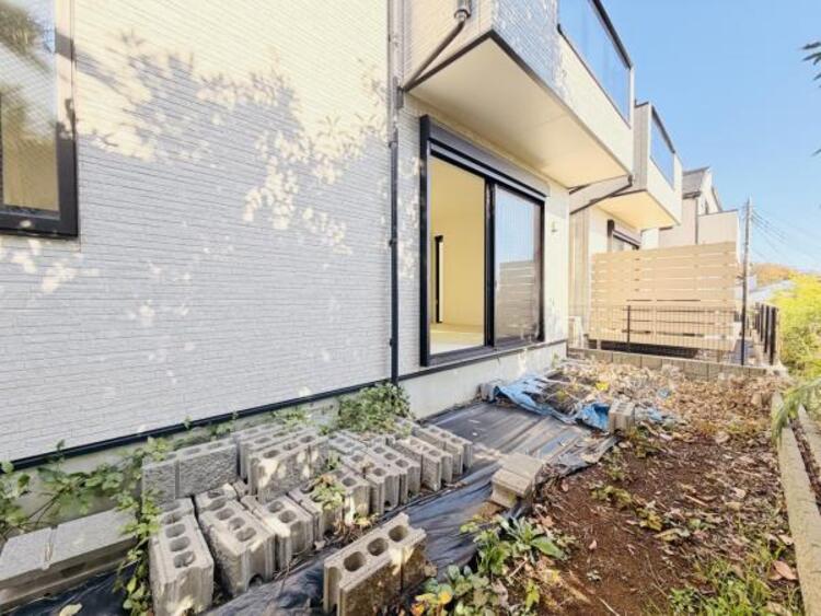 その他 ●〇四季の移り変わりを感じられる贅沢な空間。緑の潤いを感じられる環境でホッと生活できそうです。お好みの木々やお花を植えられるスペースもありますので、ちょっとしたガーデニングも。家族だけの豊かな空間〇●