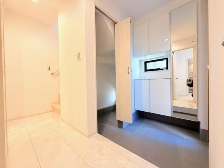 その他 ●〇お客様を迎える玄関は落ち着いた雰囲気。帰る度に洗練されたテイストの空間に迎えられ誇りと喜びを感じる玄関まわりです。そんな安らぎに満ちた生活空間を予感させる生活イメージが湧き出てきそうな物件です〇●