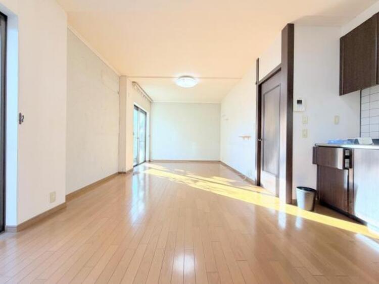 居間 ●〇一日の中で多くの時間を過ごすことになる住まいだからこそ、いつも穏やかな空間であるように心掛けています。構成する建材などへの配慮が、住まう方の健康を守ります。小さなお子様がいるご家庭でも安心です〇● 