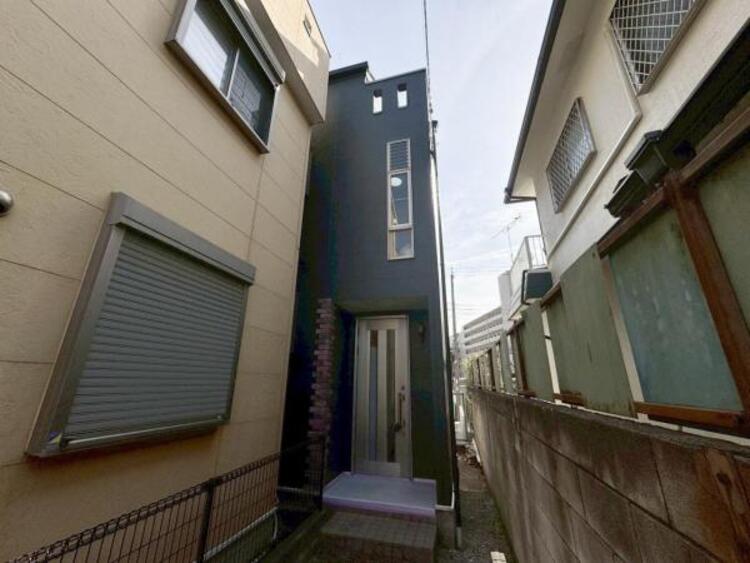 外観 開放感があり日当りも良好です！目の前に広がる開放感とゆとり。暮らしの夢を育む住まいがここにあります！穏やかな風と陽光を導き、プライバシーに配慮された設計プランで居住性を一段と心地よいものにしています！