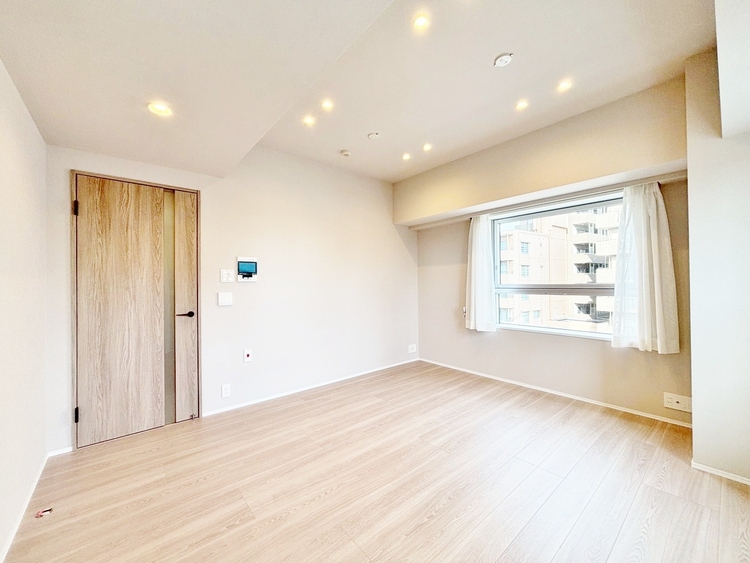 居間 忙しく過ぎゆく日常を置き去るほど、ゆったりした時間が流れるリビング。