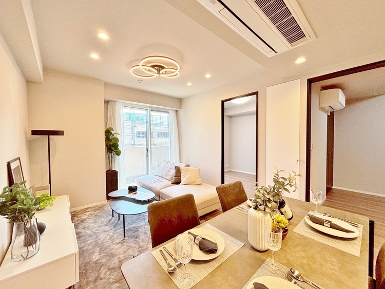 居間 忙しく過ぎゆく日常を置き去るほど、ゆったりした時間が流れるリビング。