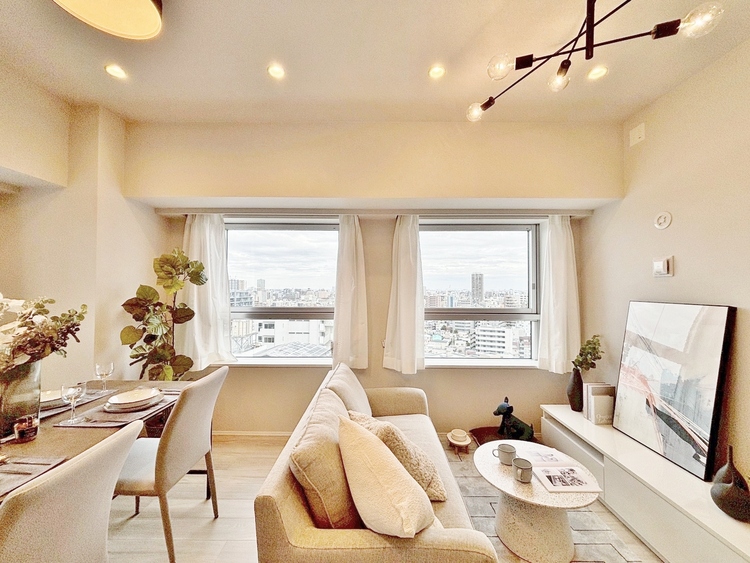 居間 忙しく過ぎゆく日常を置き去るほど、ゆったりした時間が流れるリビング。