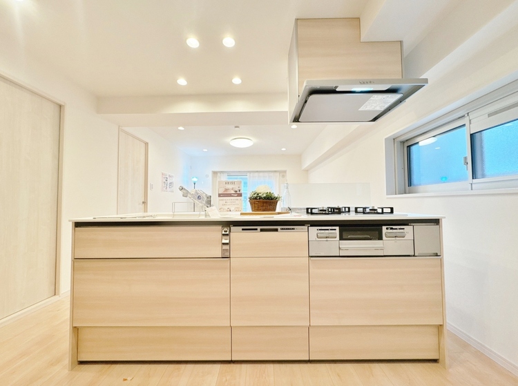 キッチン スマートな意匠と充実の機能を備えたキッチンが、暮らしにおいしい彩りを添えます。