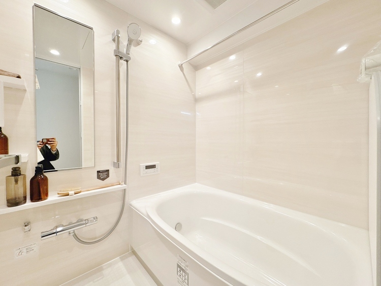 風呂 一日の疲れを癒すバスルームは、心地よいリラックスを叶える清潔感溢れる空間です。