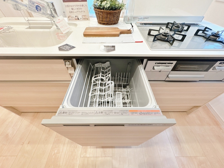 設備 家事の時短に役立つ食洗機。省スペースのビルトインタイプを採用致しました。